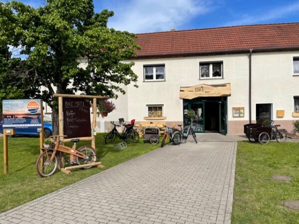 Bike Stadl E-Bike Fahrradvermietung Lausitzer Seenland Senftenberger See Dorfplatz Bike Stadl E-Bike Fahrradvermietung Lausitzer Seenland Senftenberger See Dorfplatz