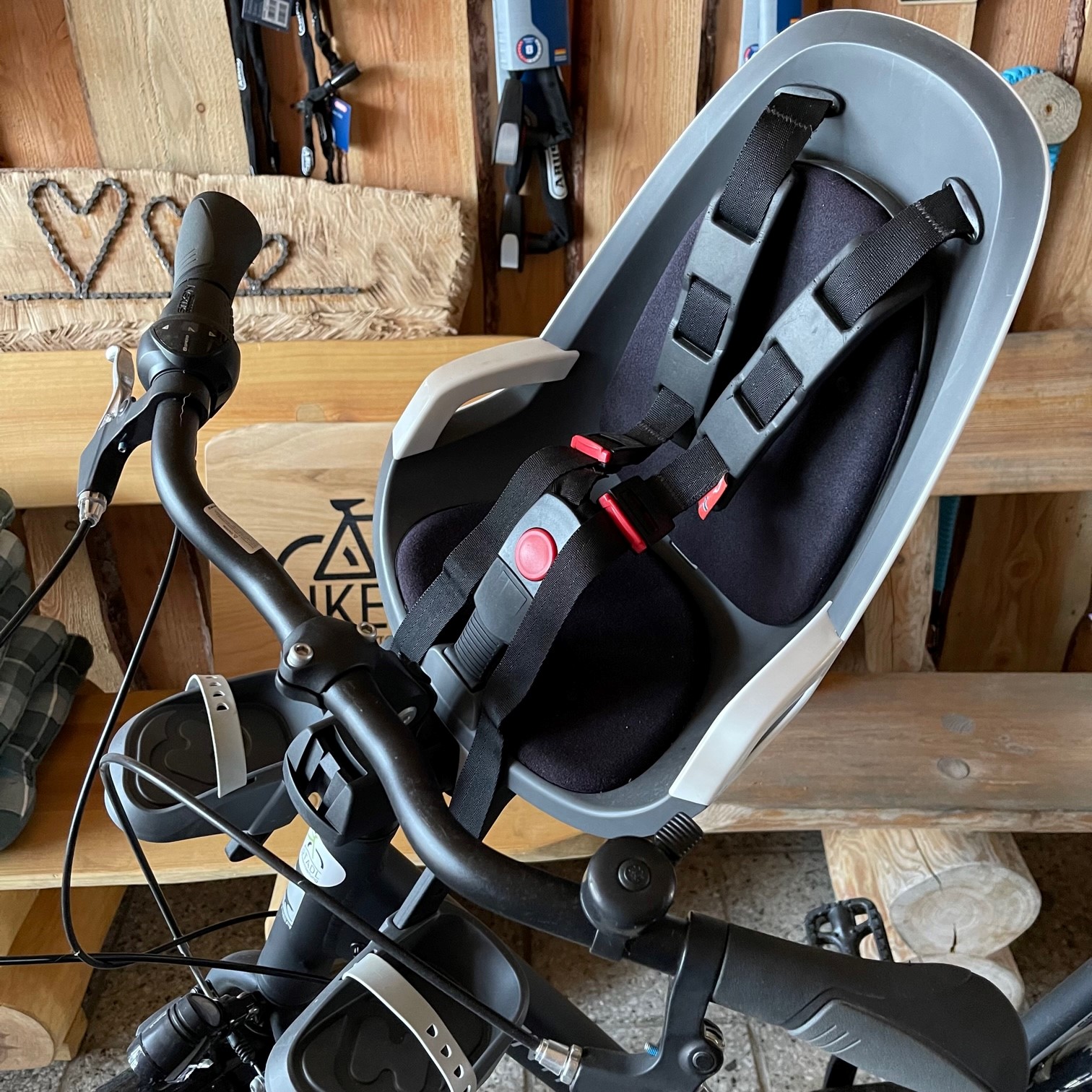 Bike Stadl Hamax Kindersitz Oberserver Fahrradvermietung Senftenberger See Dorfplatz Großkoschen