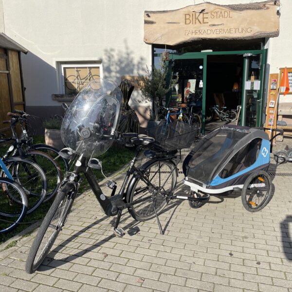 Bike Stadl Fahrradvermietung Kinderanhänger mit Kindersitz Senftenberger See Großkoschen Dorfplatz